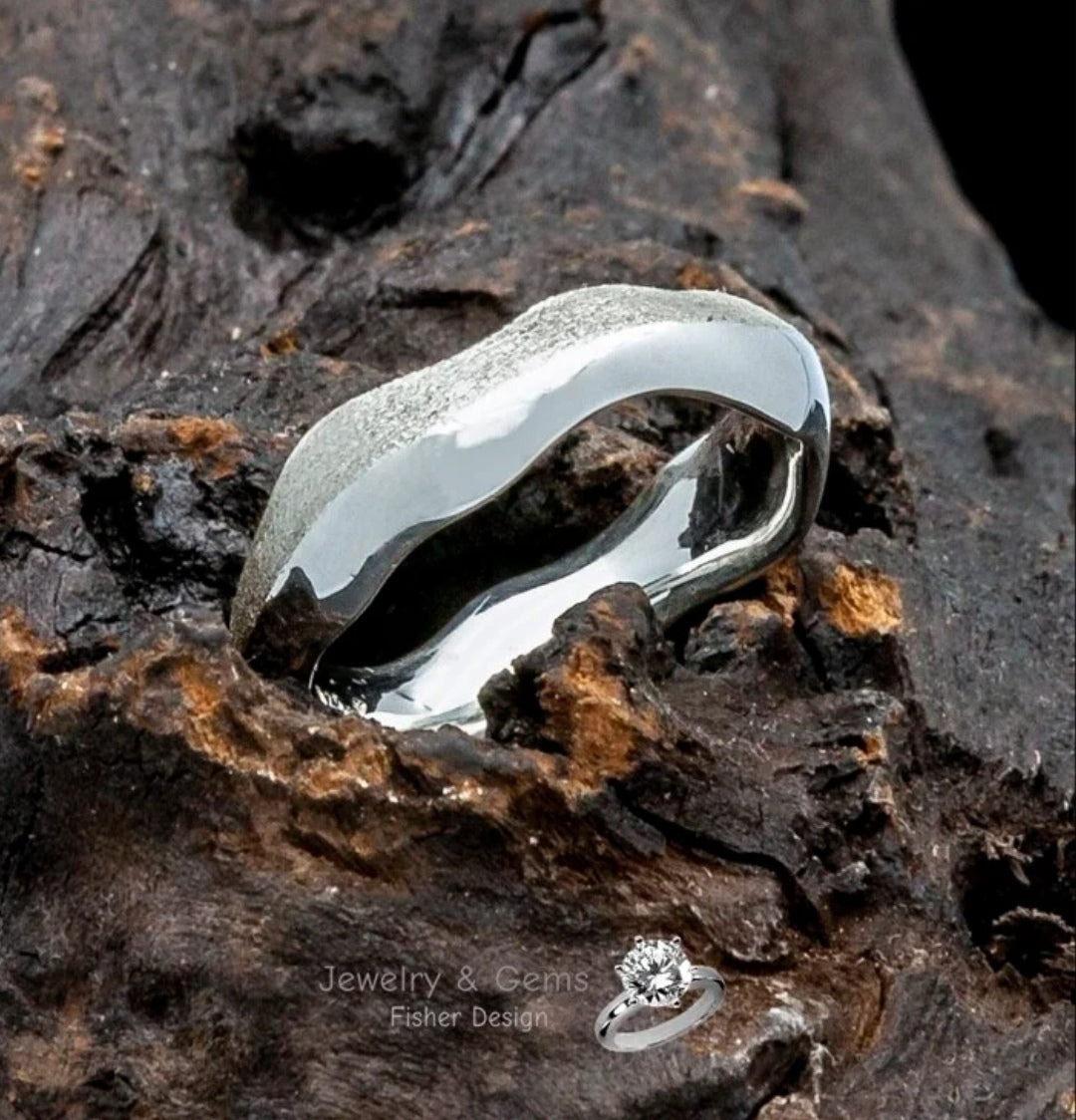 Entdecken Sie den einzigartigen Wellen-Ring aus 925 Silber – handgefertigt & individuell anpassbar. Edles Design mit polierter & diamantierter Seite. Jetzt bestellen!