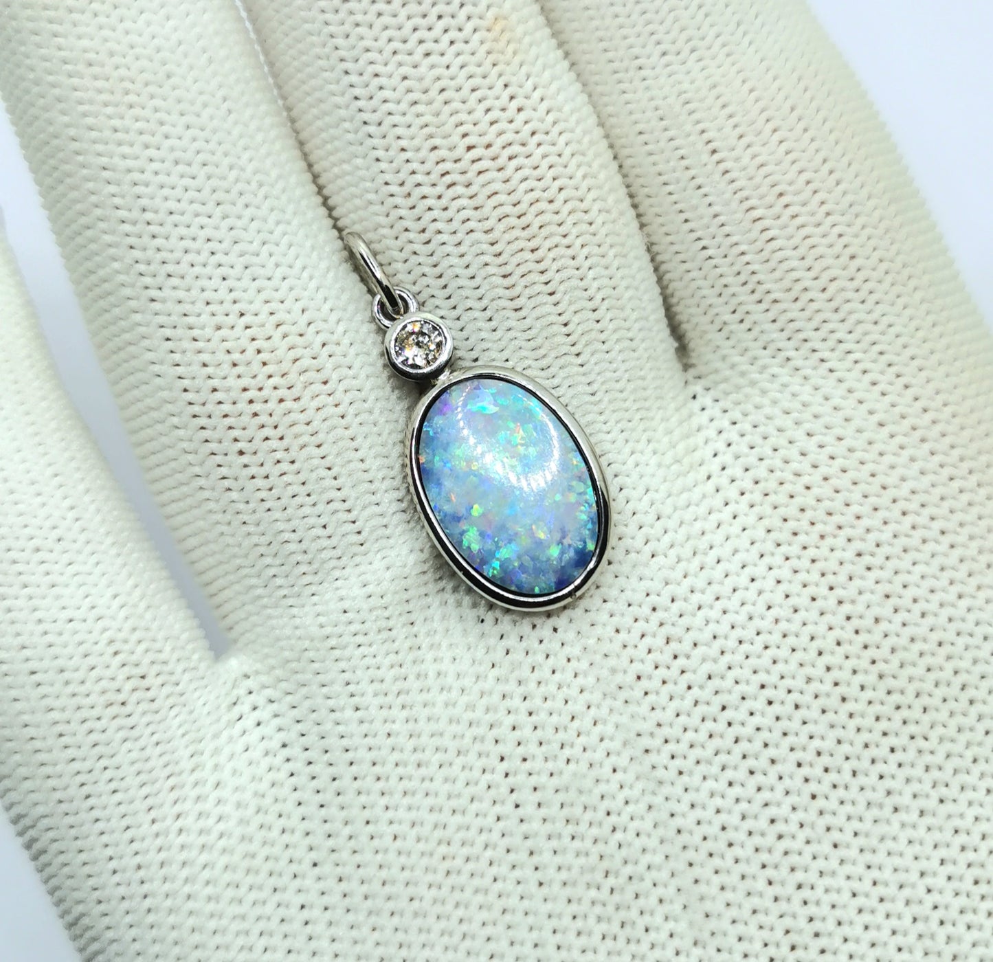 Pendentif opale en or blanc 18 carats. Fait main
