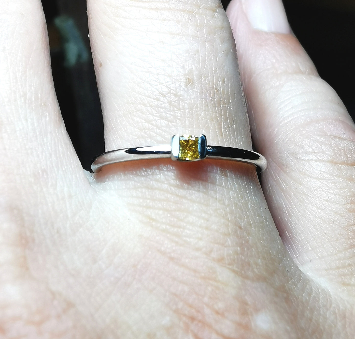 Bague en diamant avec diamant jaune vif fantaisie naturel 0,12 ct.