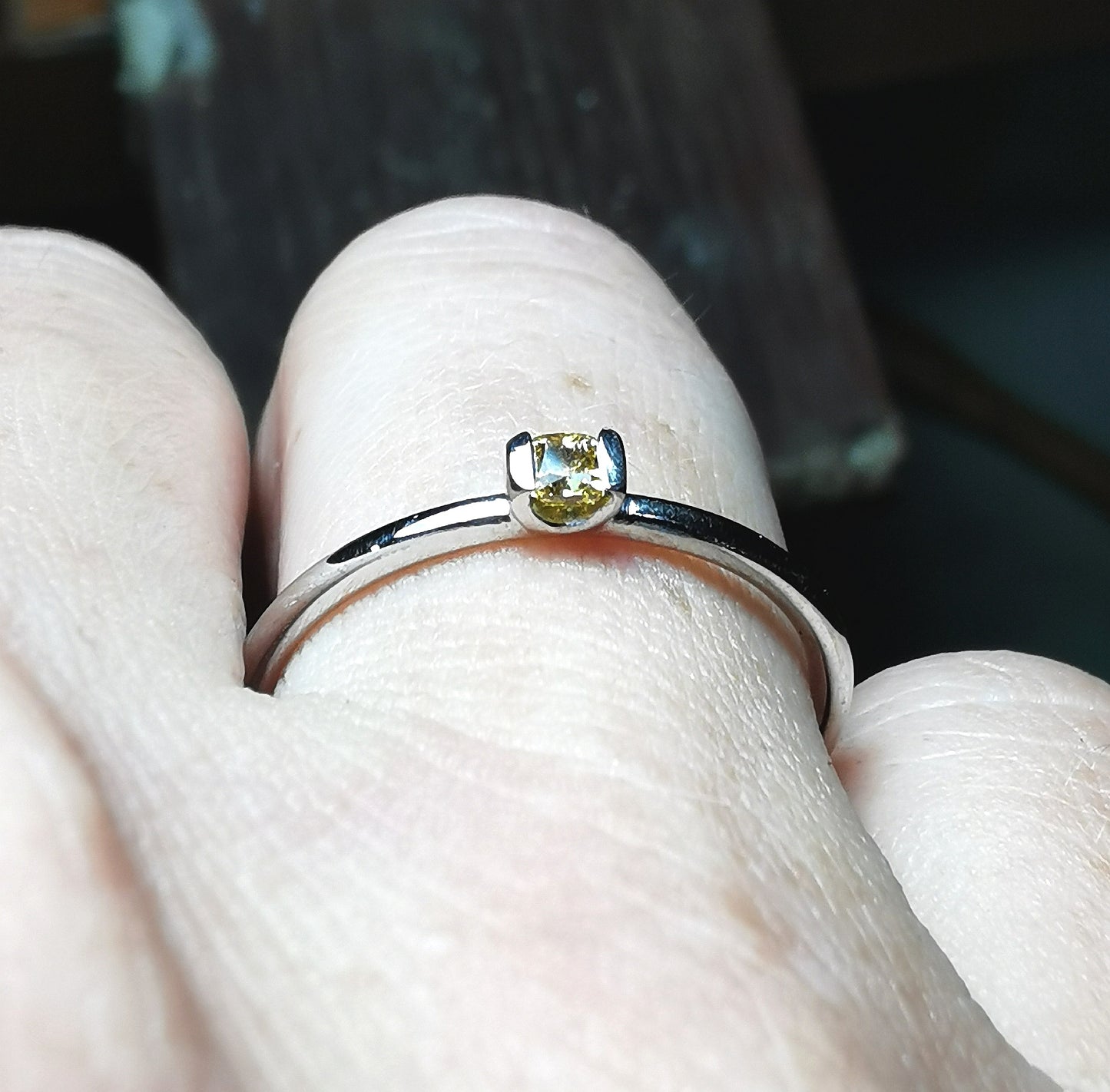 Bague en diamant avec diamant jaune vif fantaisie naturel 0,12 ct.