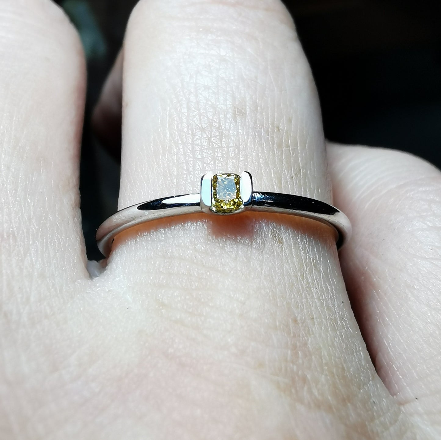 Bague en diamant avec diamant jaune vif fantaisie naturel 0,12 ct.