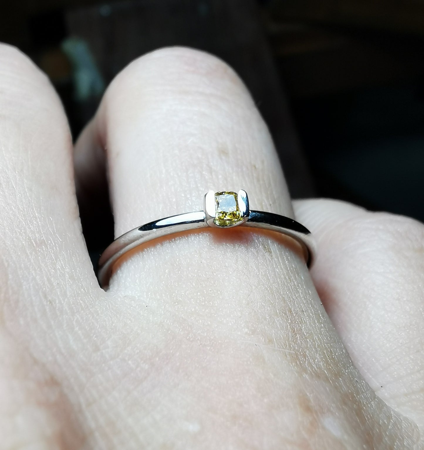 Bague en diamant avec diamant jaune vif fantaisie naturel 0,12 ct.