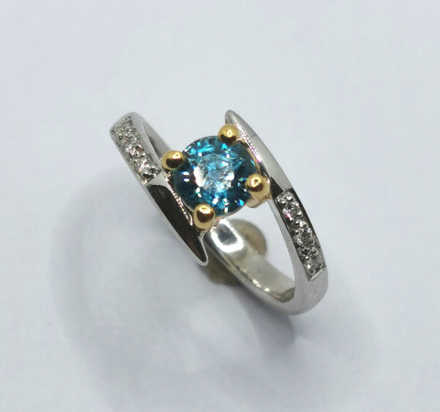 Bague zircon avec 6 diamants