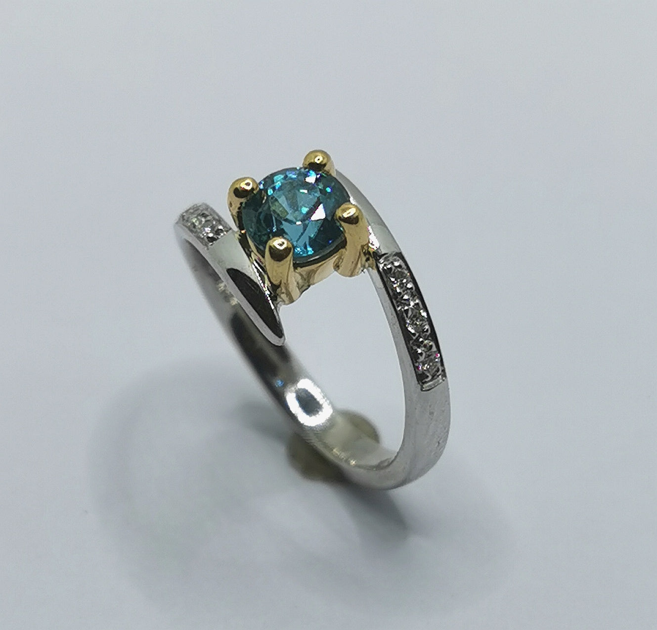 Bague zircon avec 6 diamants