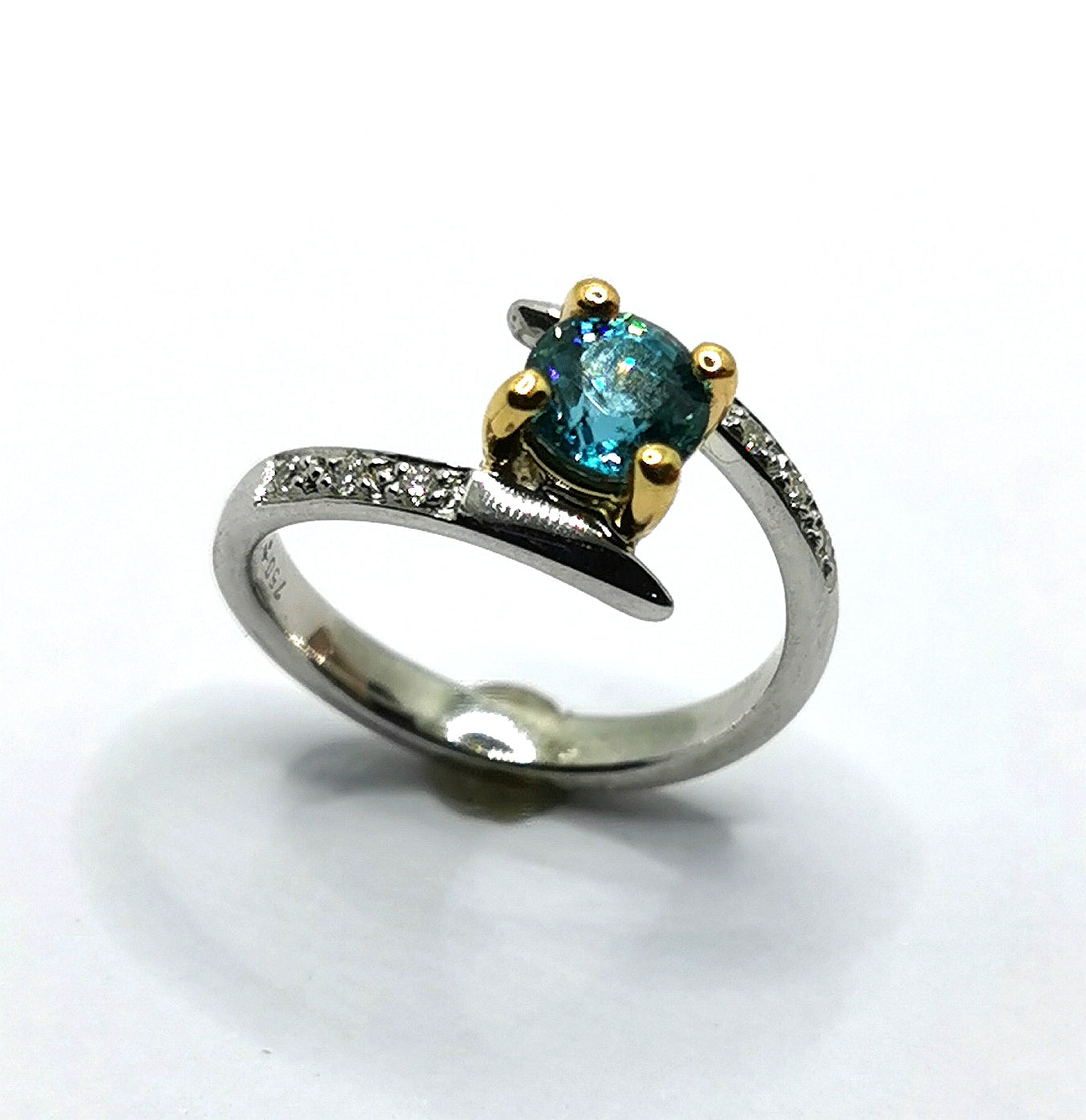 Bague zircon avec 6 diamants