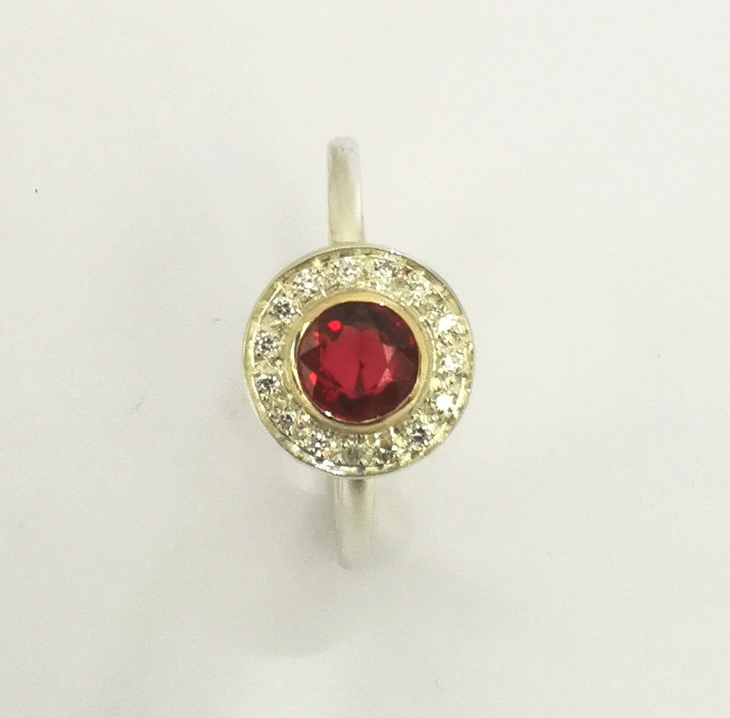 Bague rubis avec 15 diamants
