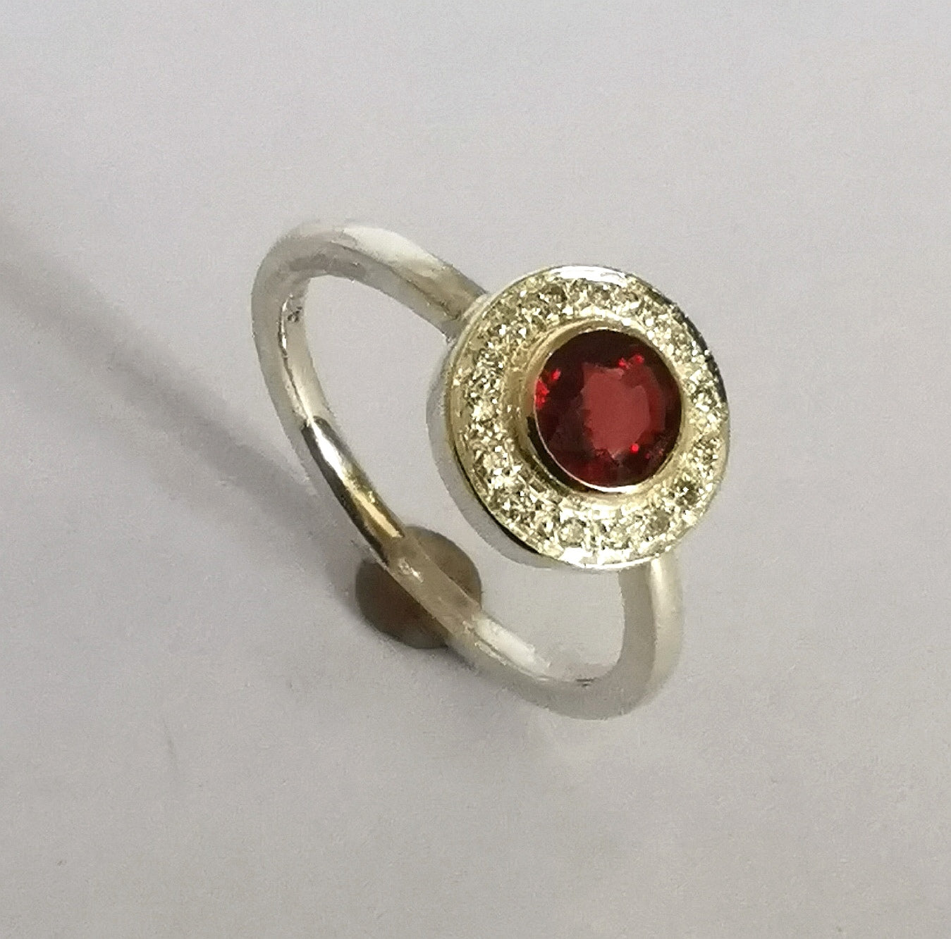 Bague rubis avec 15 diamants