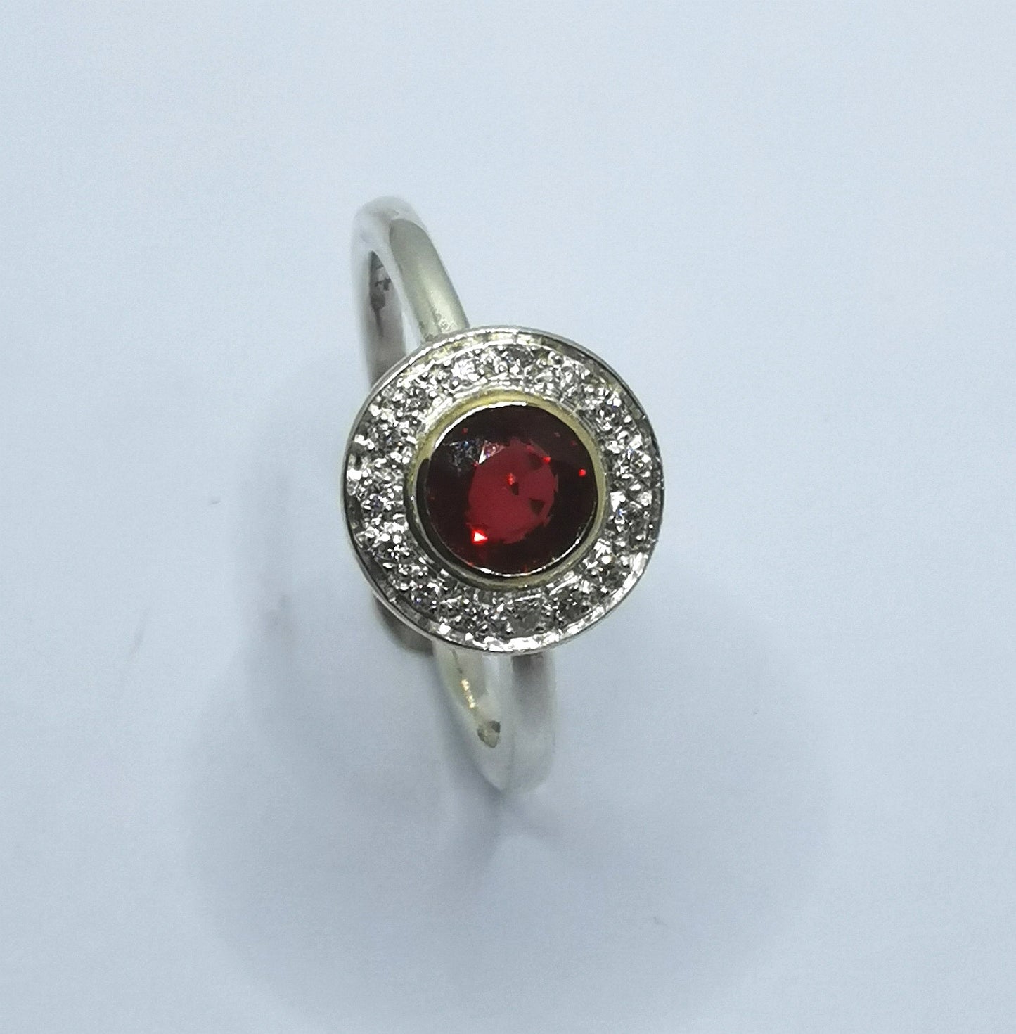 Bague rubis avec 15 diamants