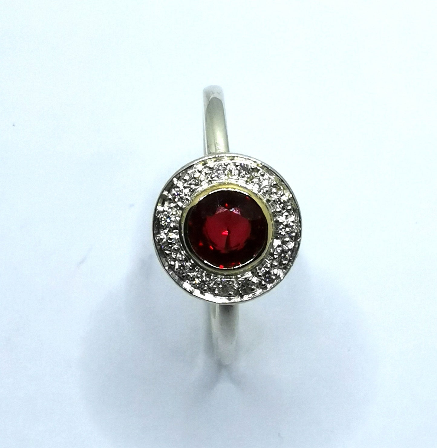 Bague rubis avec 15 diamants