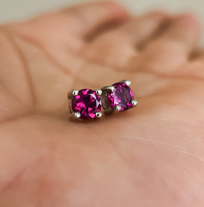Boucles d'oreilles clous rhodolite 5mm.