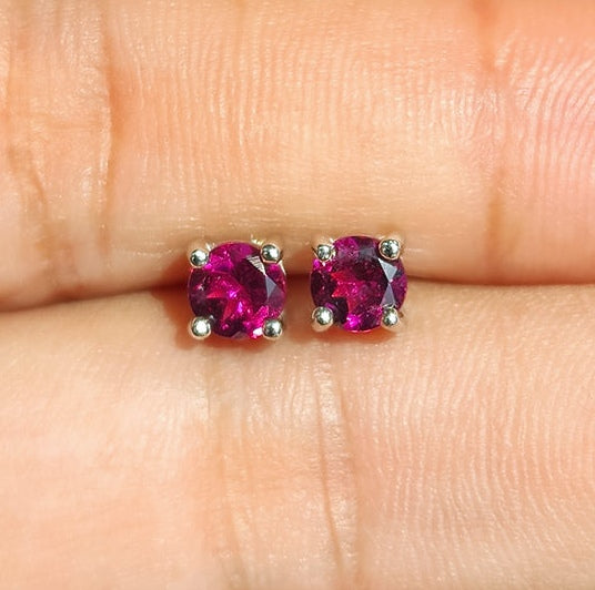 Boucles d'oreilles clous rhodolite 5mm.