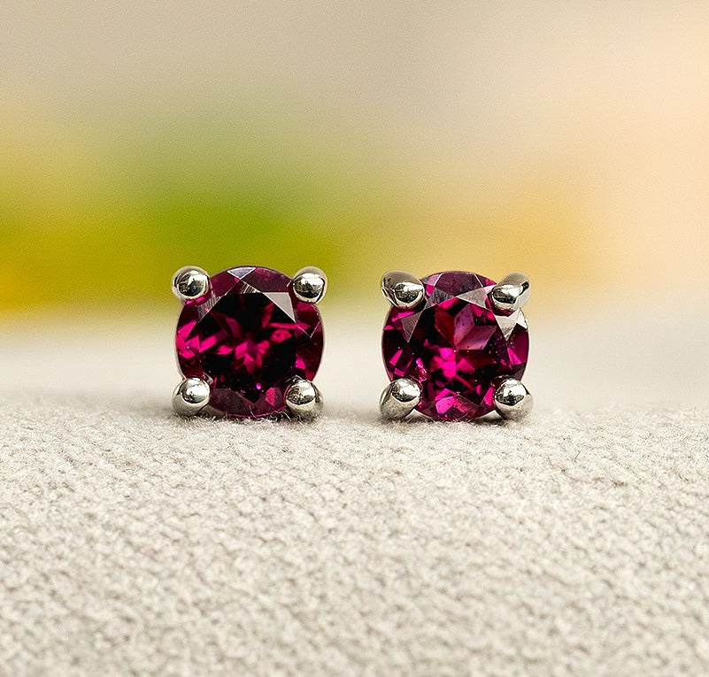 Boucles d'oreilles clous rhodolite 5mm.