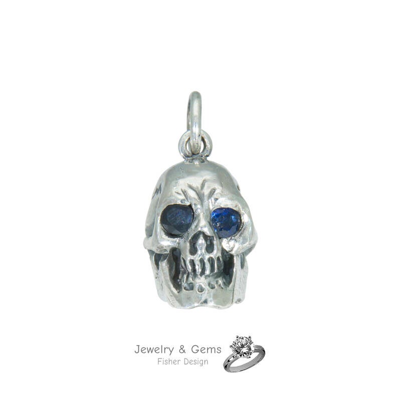 Pendentif tête de mort avec yeux saphir en argent 925