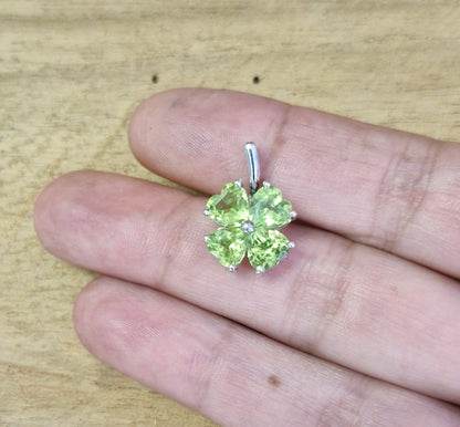 Peridot Kleeblatt Anhänger