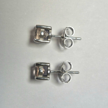 Boucles d'oreilles clous morganite 5mm.