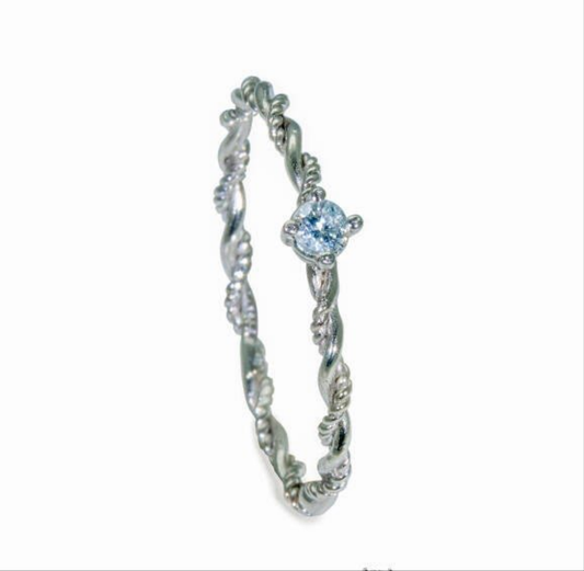 Edler Diamant-Ring aus 18K Weißgold mit feinem Design. Handgefertigt, hochwertig verarbeitet und ideal für besondere Anlässe oder den Alltag.