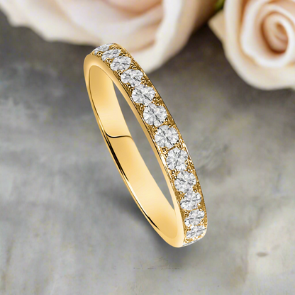 Exklusiver Alliance-Ring aus 18K Gelbgold mit natürlichen Zirkon-Edelsteinen. Zeitloses Design, handgefertigt mit funkelnden Edelsteinen.