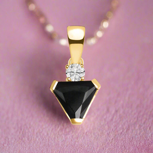 Edler Diamant-Anhänger aus 750er Gelbgold mit funkelndem Diamanten. Handgefertigtes Design, luxuriöse Eleganz und hochwertige Verarbeitung.