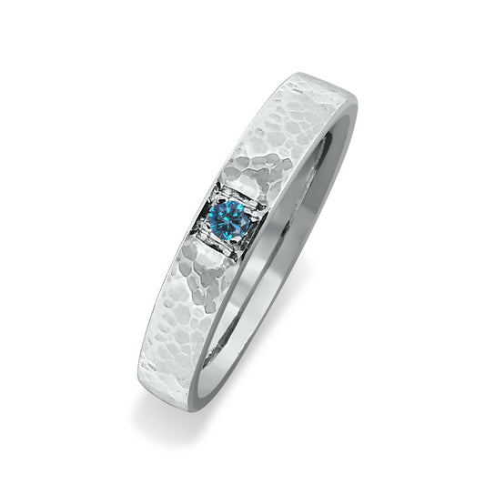 Bague martelée d'un diamant bleu