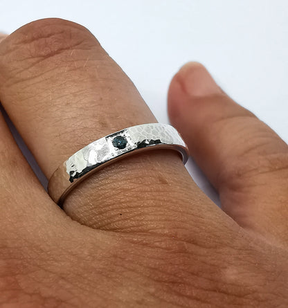 Bague martelée d'un diamant bleu