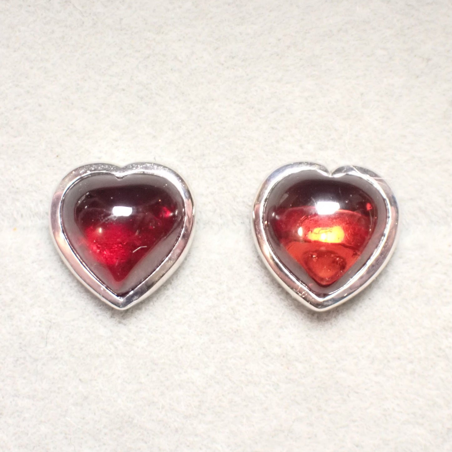 Granat Herz Ohrstecker 3.52ct. Silber 925 rhodiniert – Cabochon