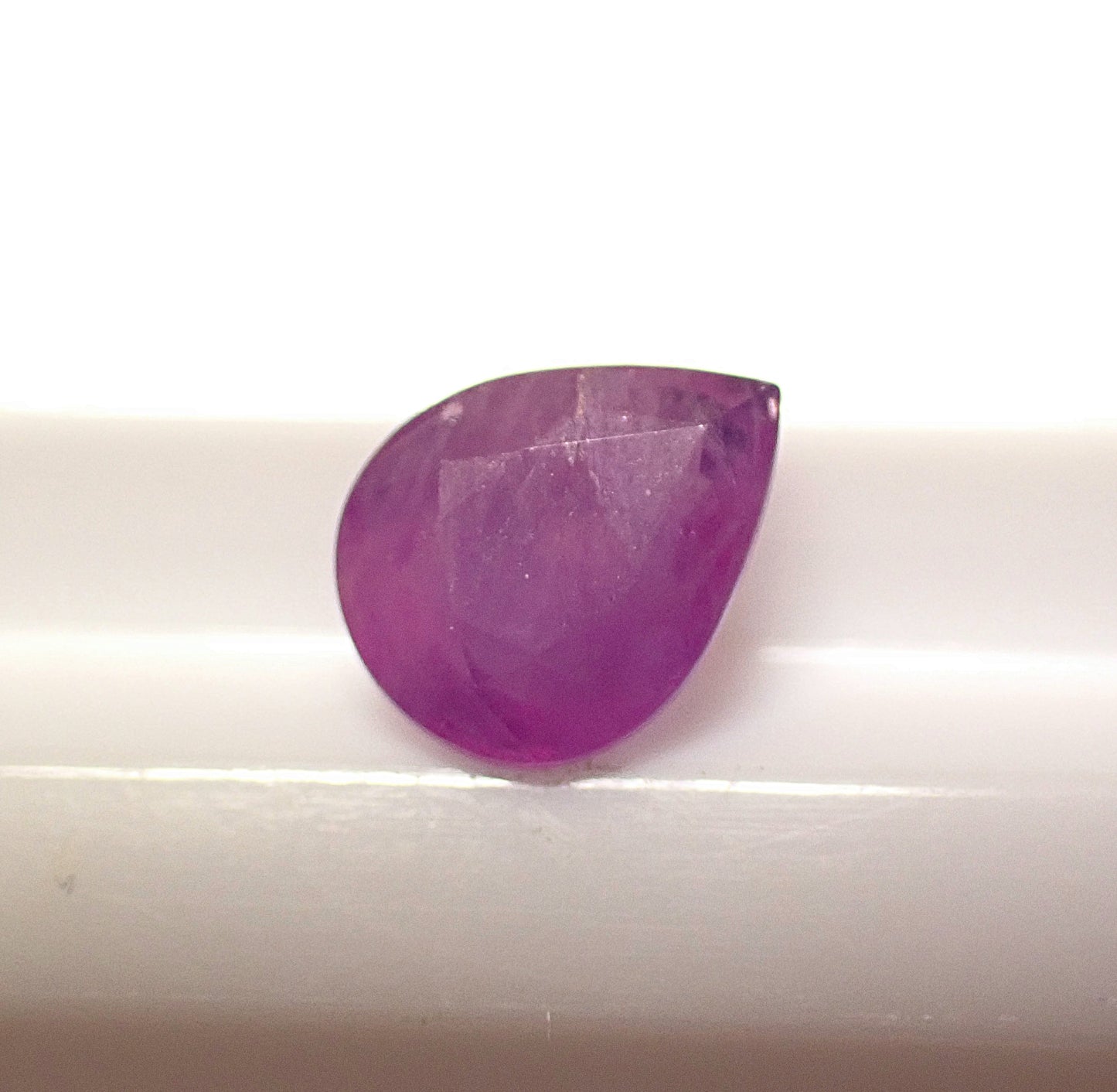 Violett Pinker Saphir 2.18 ct Tropfenschliff – Seltener Edelstein aus Tansania mit GFCO Zertifikat