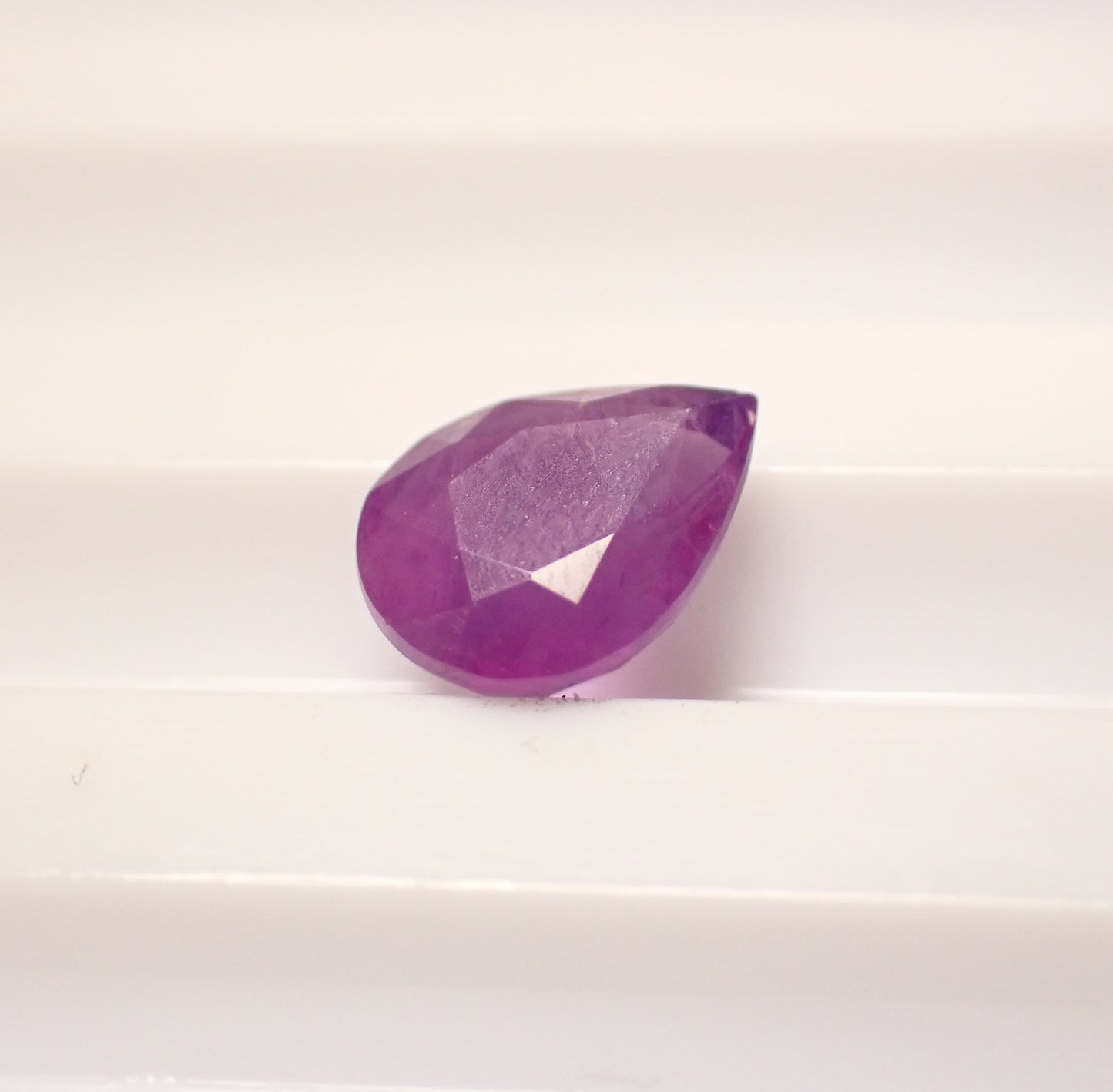 Violett Pinker Saphir 2.18 ct Tropfenschliff – Seltener Edelstein aus Tansania mit GFCO Zertifikat