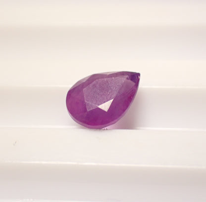 Violett Pinker Saphir 2.18 ct Tropfenschliff – Seltener Edelstein aus Tansania mit GFCO Zertifikat