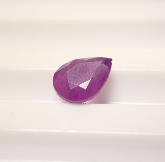 Violett Pinker Saphir 2.18 ct Tropfenschliff – Seltener Edelstein aus Tansania mit GFCO Zertifikat