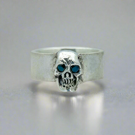 Skull Ring mit Saphir Augen in Silber 925