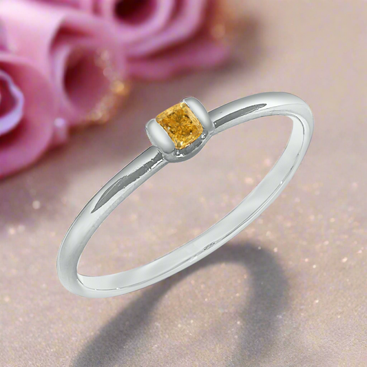 Bague en diamant avec diamant jaune vif fantaisie naturel 0,12 ct.