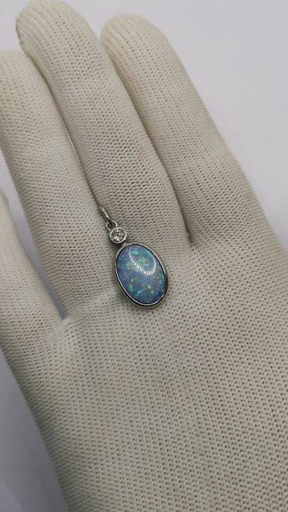 Opal Anhänger in Weissgold 18K. hangefertigt