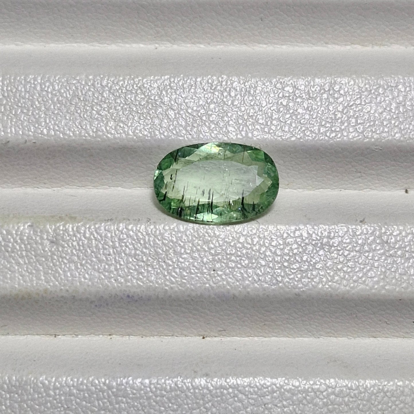 Paraiba Turmalin 3.25ct mit Nadeln, JGTL Zertifikat