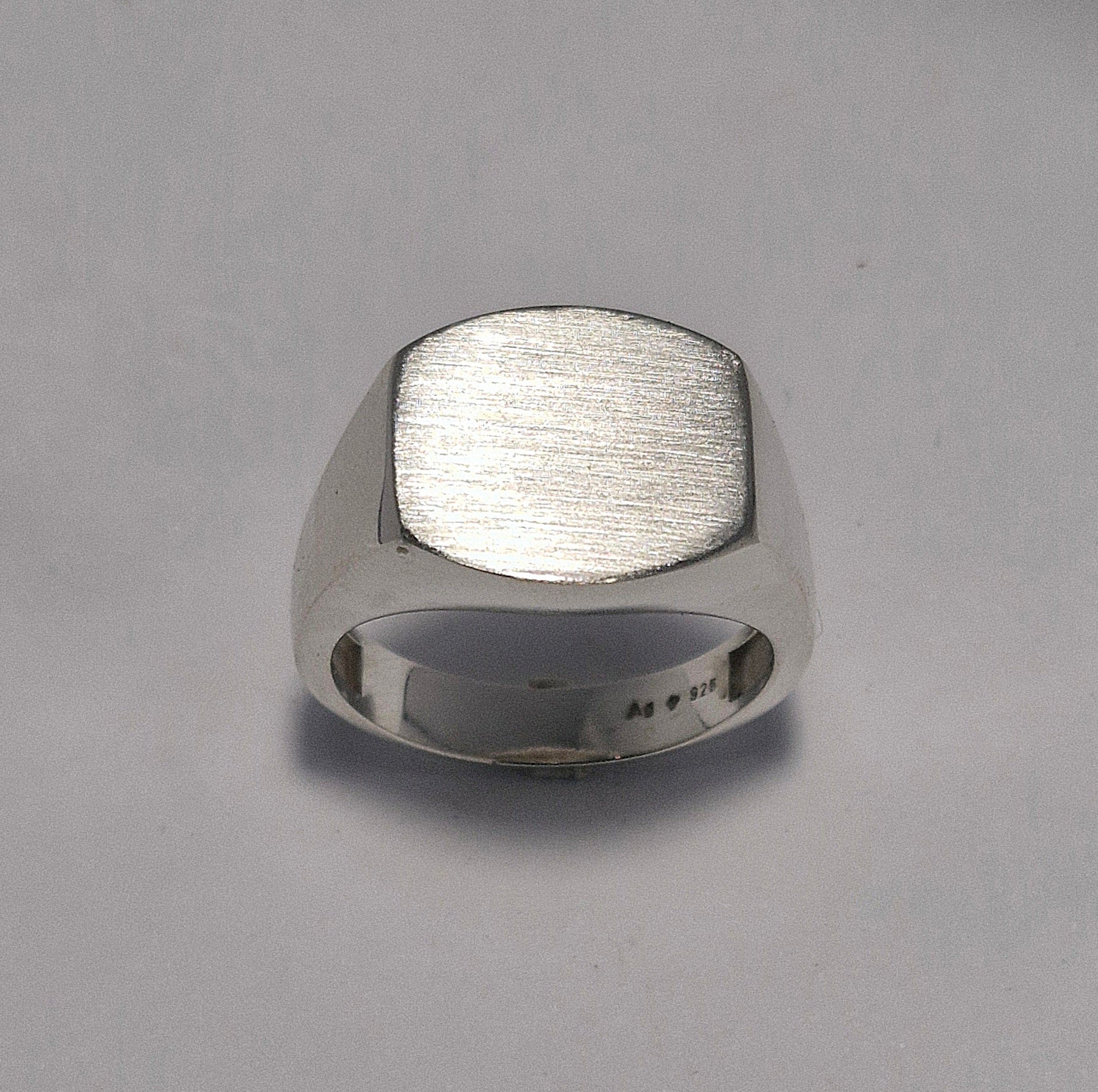Siegel Ring mit gewünschter Lasergravur (Motive, Symbole, Wappen, ect.) - Jewelry & Gems - Fisher Design