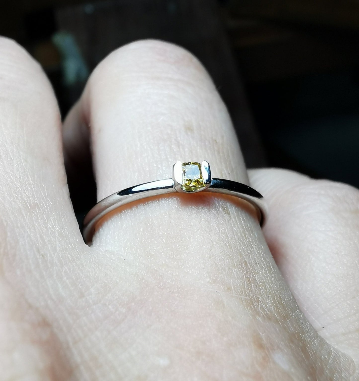 Solitaire - Ring mit 0.12 ct Fancy Vivid Yellow Diamant in 18K Gold - Jewelry & Gems - Fisher Design