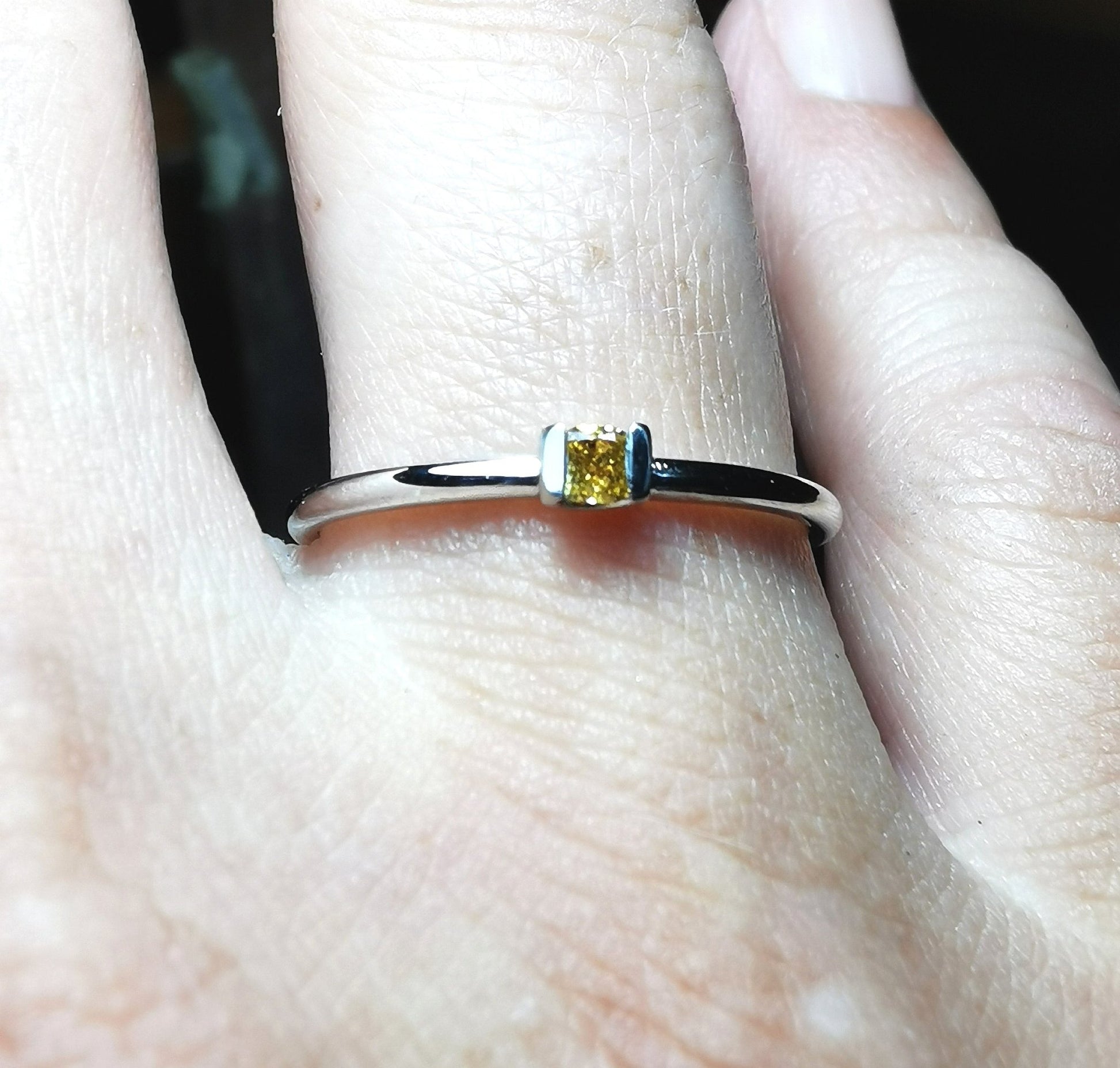 Solitaire - Ring mit 0.12 ct Fancy Vivid Yellow Diamant in 18K Gold - Jewelry & Gems - Fisher Design