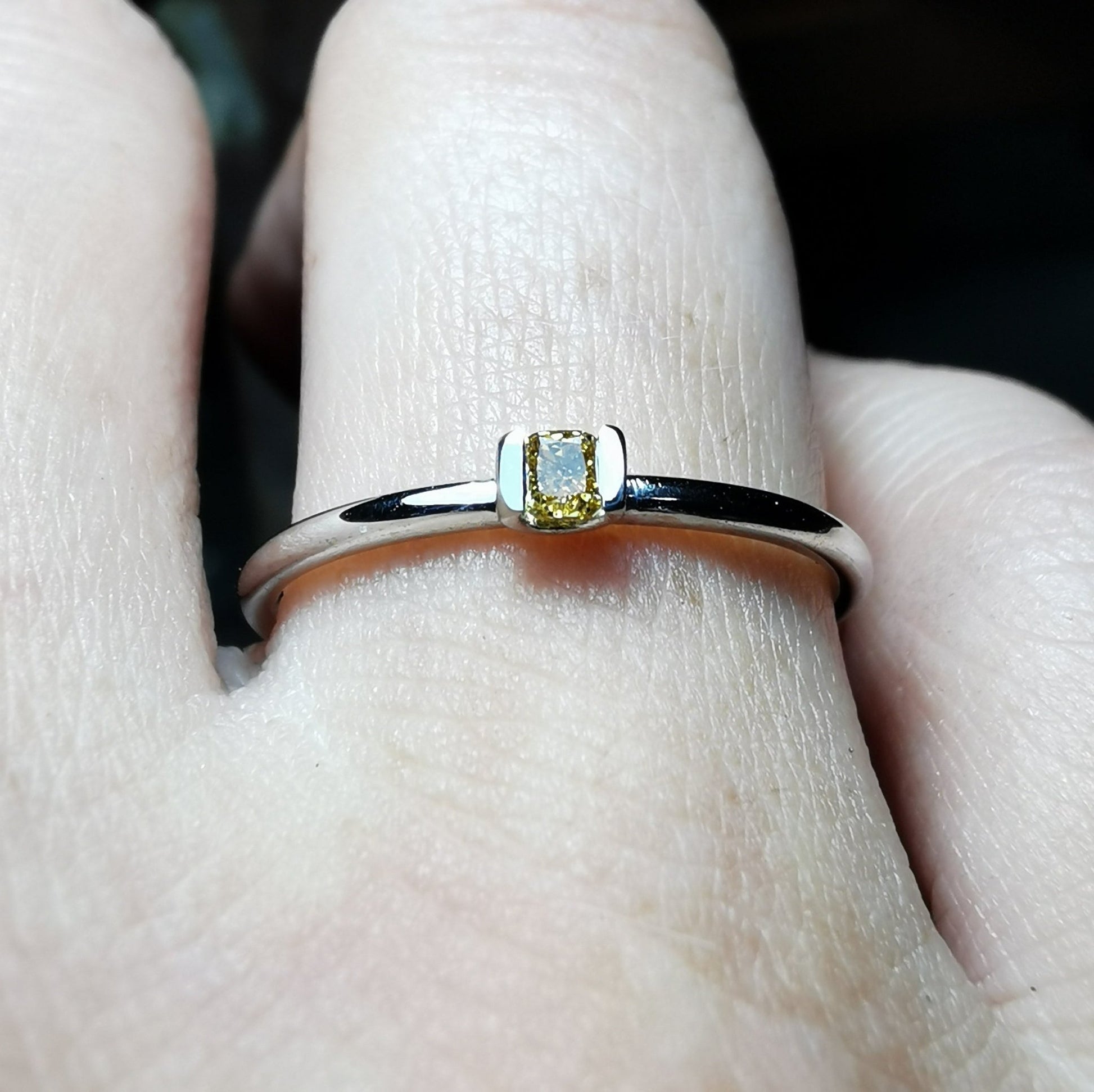 Solitaire - Ring mit 0.12 ct Fancy Vivid Yellow Diamant in 18K Gold - Jewelry & Gems - Fisher Design