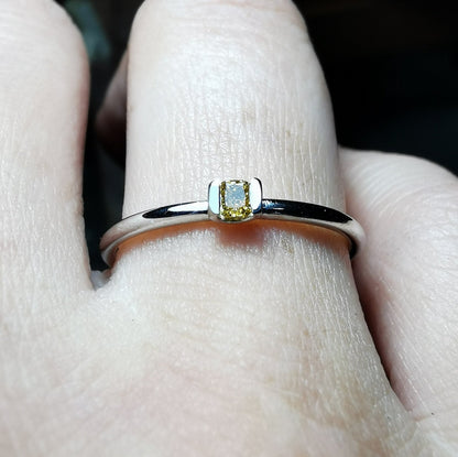 Solitaire - Ring mit 0.12 ct Fancy Vivid Yellow Diamant in 18K Gold - Jewelry & Gems - Fisher Design