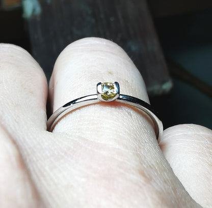Solitaire - Ring mit 0.12 ct Fancy Vivid Yellow Diamant in 18K Gold - Jewelry & Gems - Fisher Design