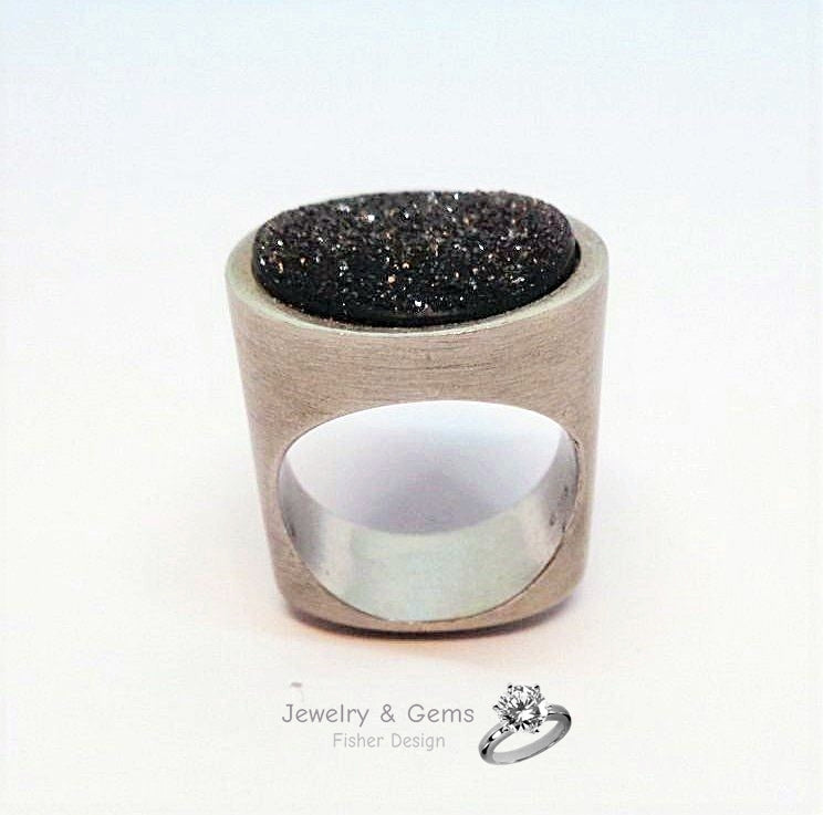 Entdecke den einzigartigen handgefertigten Onyx Ring aus hochwertigem 925er Silber. Individuelles Design mit kristallisiertem Onyx – jetzt sichern!