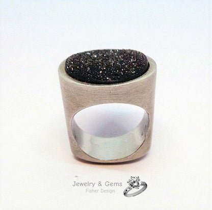 Entdecke den einzigartigen handgefertigten Onyx Ring aus hochwertigem 925er Silber. Individuelles Design mit kristallisiertem Onyx – jetzt sichern!