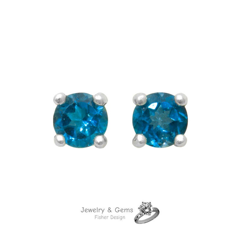 Boucles d'oreilles clous topaze 5mm. (bleu de Londres)