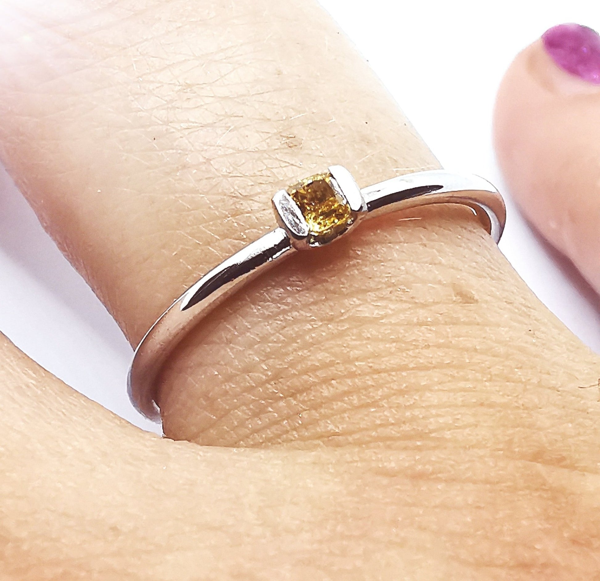 Solitaire - Ring mit 0.12 ct Fancy Vivid Yellow Diamant in 18K Gold - Jewelry & Gems - Fisher Design