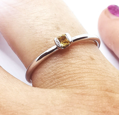 Solitaire - Ring mit 0.12 ct Fancy Vivid Yellow Diamant in 18K Gold - Jewelry & Gems - Fisher Design