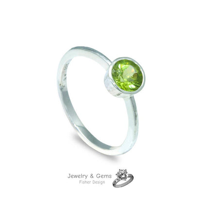 Solitaire handmade hammered, peridot 0.95ct.